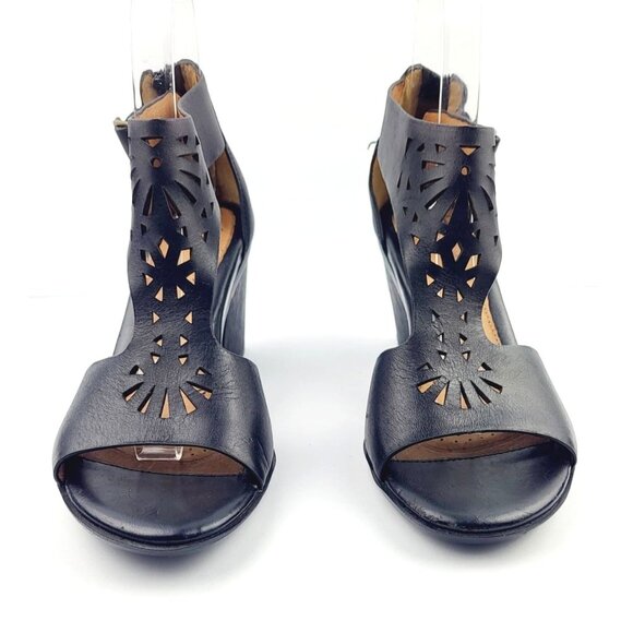 Sofft Stencil Cut T-Strap Heeled Sandals‎ - Size 7.5 - Picture 4 of 7